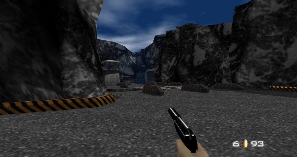 Here we see the first level, which will be playable very soon in the remaster GoldenEye 007 on Xbox & Switch. James Bond advances with his PPK in his hand in first-person perspective.