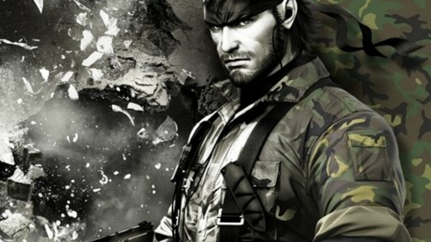 Here we see the protagonist of the new Metal Gear Solid Remaster, Solid Snake, in close-up. He is standing sideways to the viewer. He wears a light beard, military clothes and looks at us seriously and full of willpower. In the background we can see some flying debris behind him on the left side, and a camouflage pattern on the right. The image is in black and white from left to center and becomes colorful to the right.
