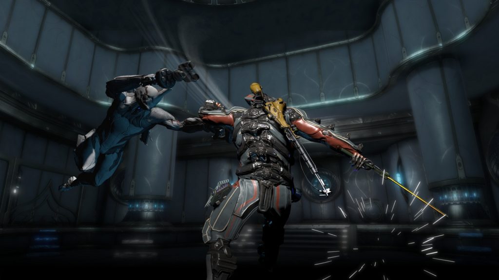 We are in a dark metallic battle arena. The player is shown in third-person in semi-total in the center of the image. He is wearing a grayish-black-orange battle suit and has some kind of harpoon on his back. With his right hand, he is about to strike out with a yellow sword, creating white beams in the lower right of the image. A white creature jumps at the player at the same moment on the left side.