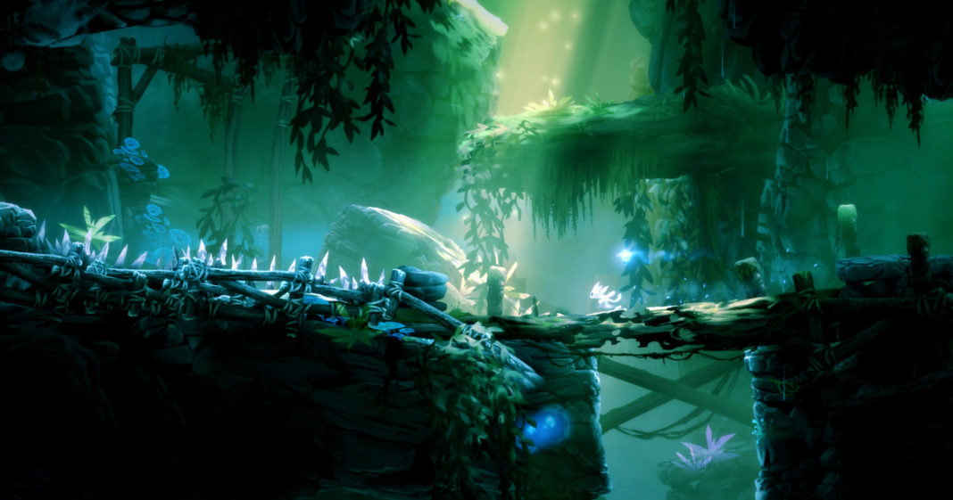 As the forest spirit Ori, you explore a breathtakingly beautiful forest in one of the best Metroidvania games on Nintendo Switch, which, however, also carries dark dangers, as illustrated in this screenshot: The protagonist Ori, a white cute creature, can be seen on the right side of the bottom screen in long shot, as he runs over a rotten tree stump to the left. We look at the action from the side, so the world is presented as a 2.5 D sidescroller. Above the protagonist, we see a blue shimmering round creature, which accompanies him. The playable foreground level, on which Ori walks, runs horizontally through the bottom half of the image and consists of rocks covered with grass and leaves. A wooden fence running horizontally is shown on the left side of the rock. The foreground is very dark and forms a great contrast to the background, which consists of more overgrown plains and hanging plants that are illuminated by the sun. Overall, the image appears very greenish with isolated blue accents scattered throughout the image.