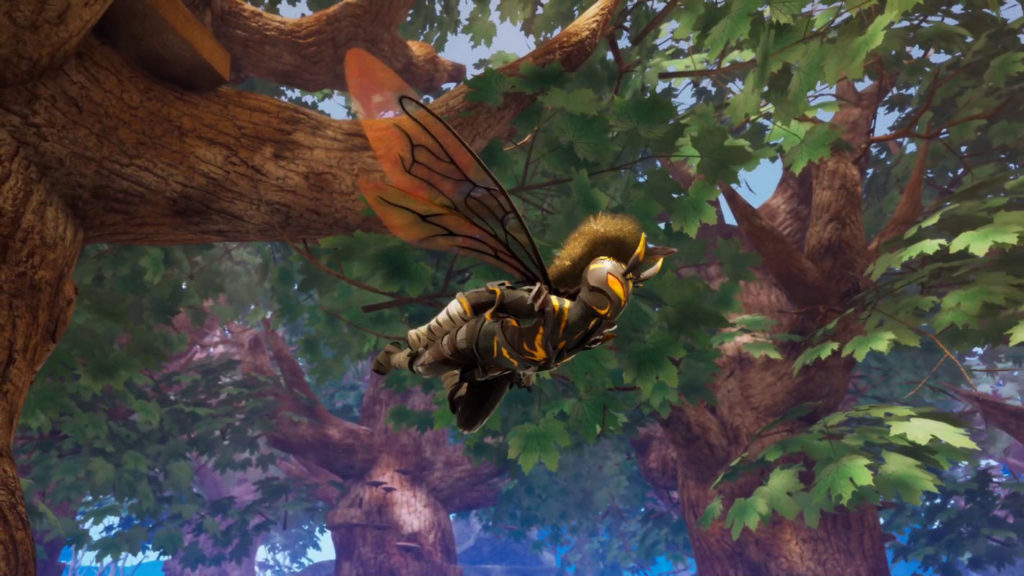 In the survival game, you can also fly as a player like an insect through the counter, as shown here in the screenshot: The player can be seen in the long shot in the center of the image from the front. He wears armor reminiscent of a wasp and a matching helmet, which has a kind of hairy down at the top. Large insect-like wings extend from his back. He is flying through a forest and we are looking at both the player and the forest from below. The forest consists of several mighty maple trees with thick brown trunks and maple-typical leaves.