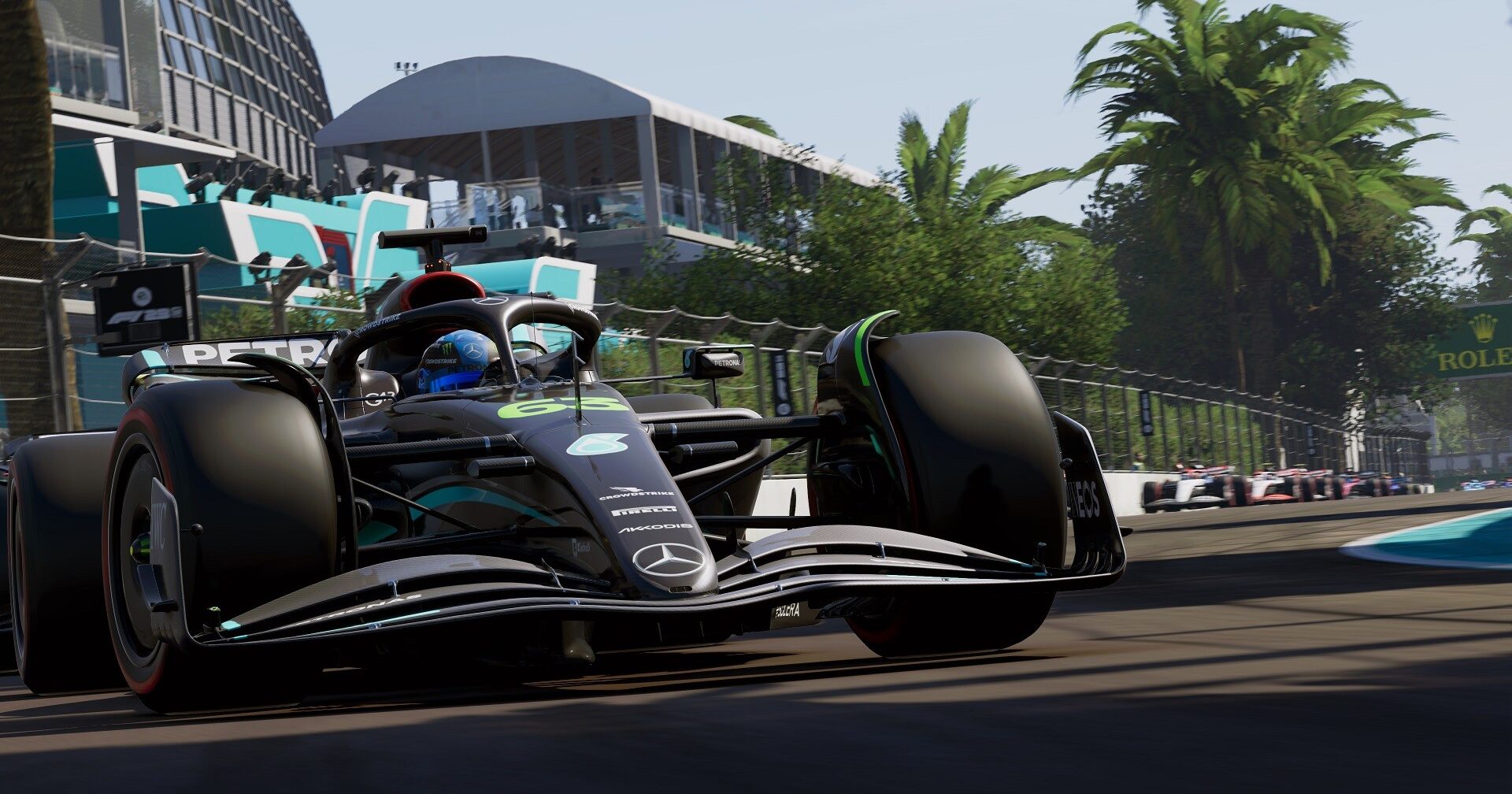 The gameplay of F1 23 got tweaked in different ways. Here we see a black race car from the front on the racing track.